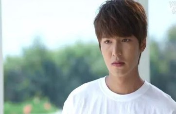 李敏镐在《继承者们》中的造型有何特点？