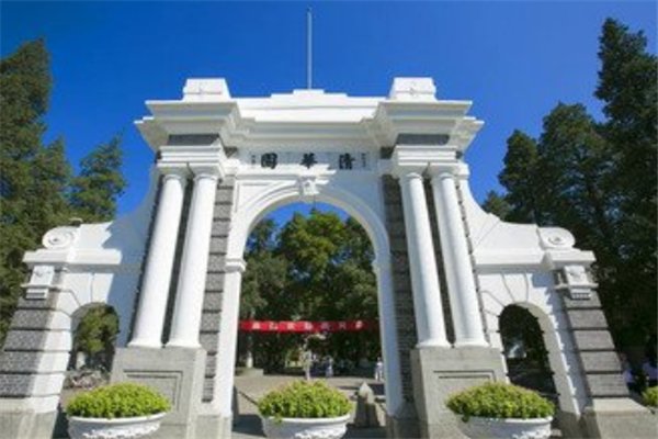 赣州一男子用清华通知书换外公在党50年奖章,你羡慕这一家人吗?