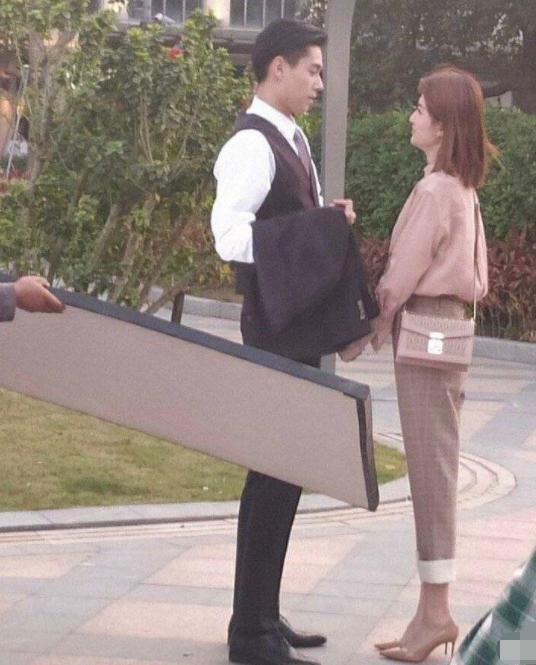 电视剧《小风暴》是由谁执导的,主演都有谁?