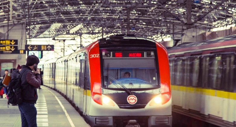 夏季挤地铁有反应了怎么办？