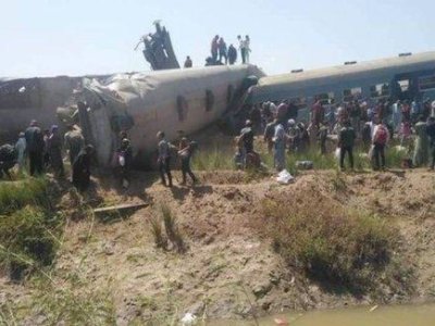 两列载客火车在埃及南部相撞,造成了多少伤亡?