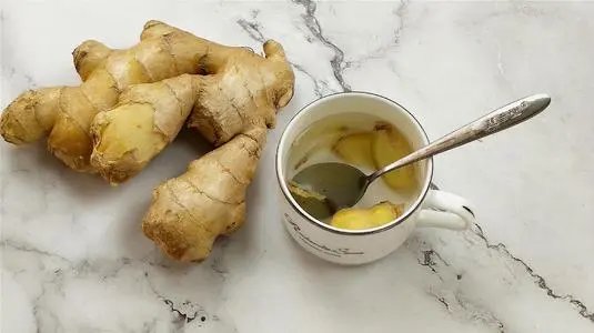 河南一男子感冒,妻子用2斤生姜熬汤,喝完后身体出现了哪些异常?