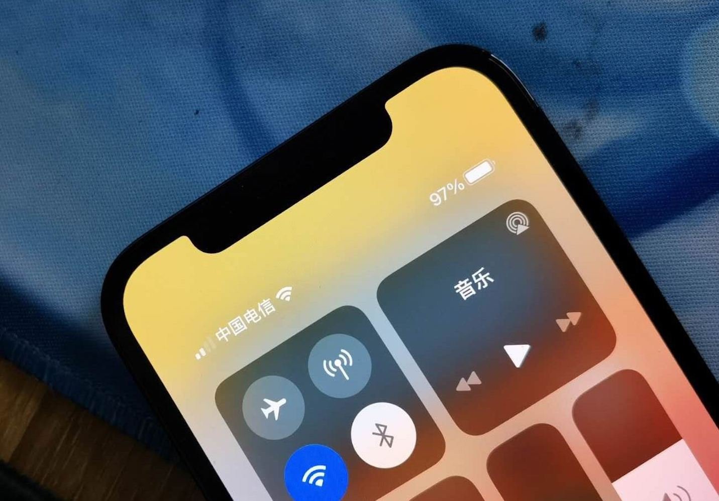 苹果客服回应iPhone12屏幕发绿,是正常现象还是品质问题?