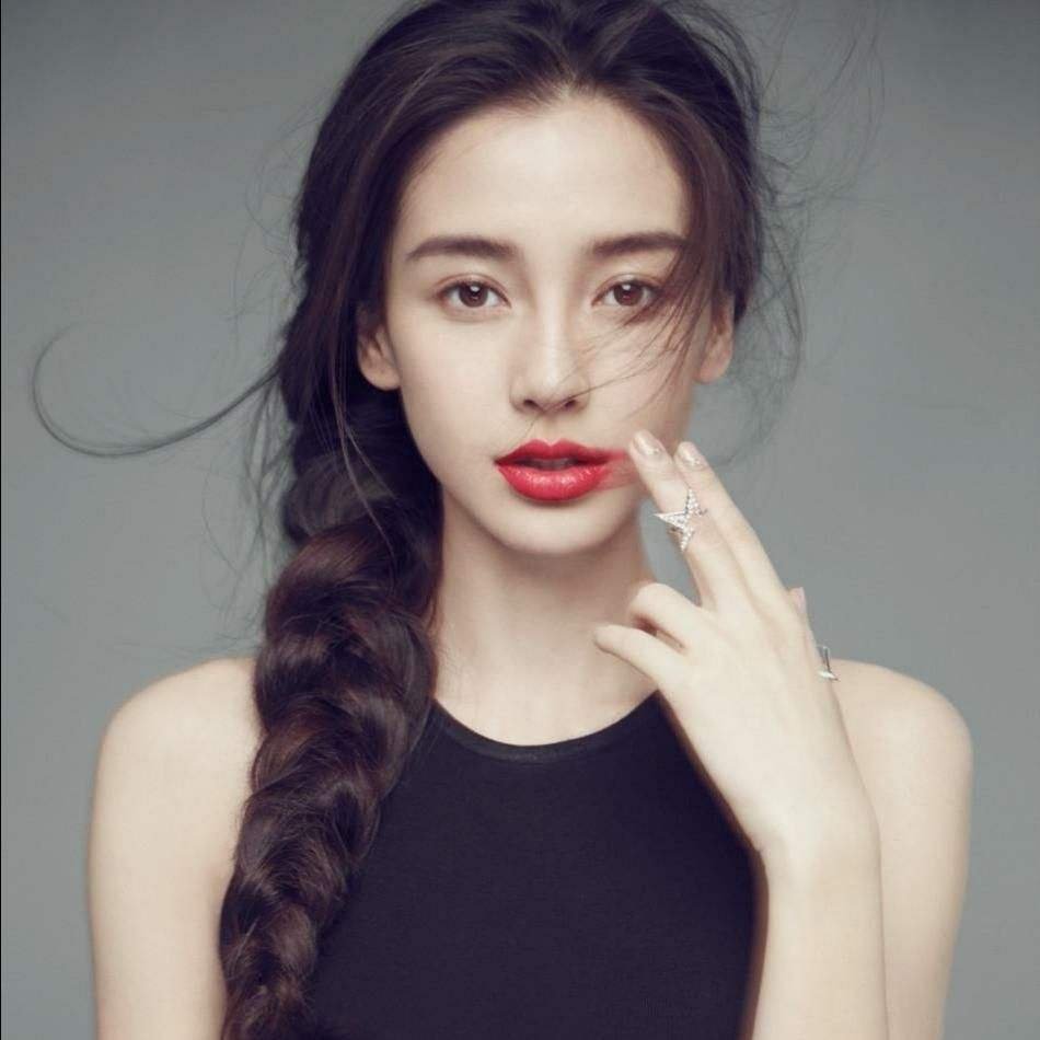 杨颖被喂薯片,张嘴瞬间却出现“断层下巴”,这是整容后遗症吗?