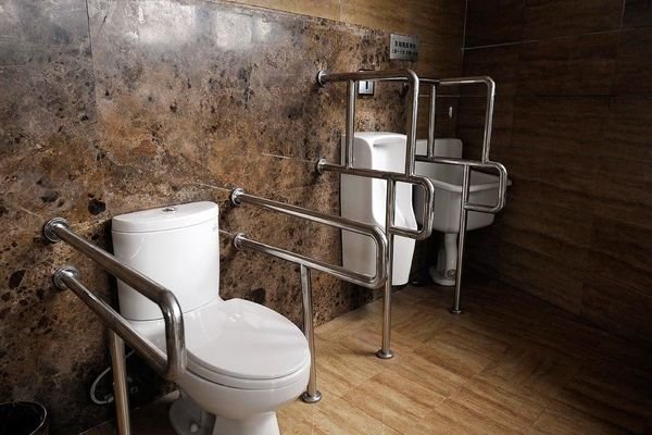 重庆一对闺蜜晚上在公厕内被害，凶手究竟是谁？为何要将她们置于死地？