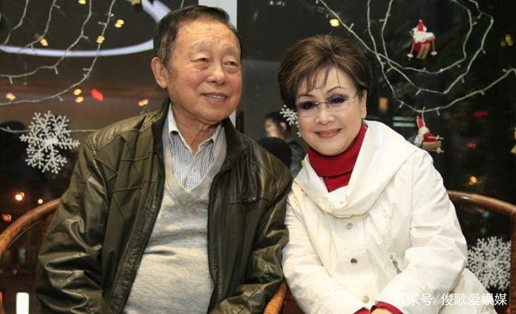 他五十三岁得子，第一次结婚是和学生李谷一，二婚是位音乐教授，他是谁呢？