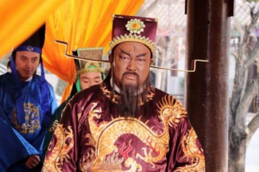《包青天之开封奇案》饰演包拯的是谁?