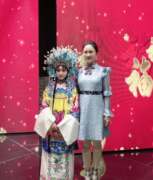 当年红遍中国的“年画娃娃”邓鸣贺已走了5年,唯一妹妹现状怎样?