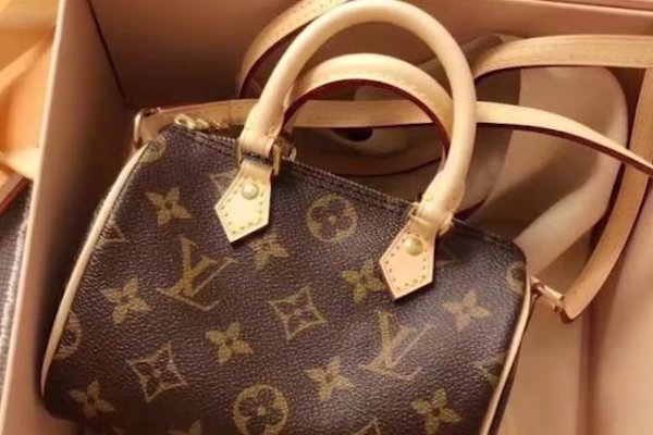 杭州一女子意外到两个LV包，对此你是如何看待这件事的呢？