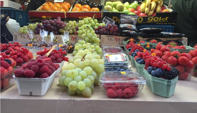 大妈爬上超市货架哄抢具体是什么情况？