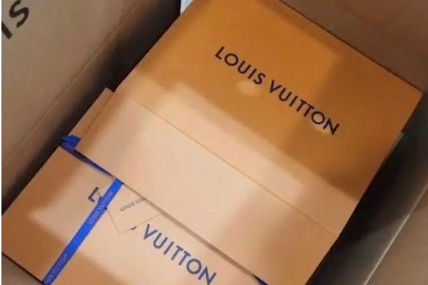 杭州一女子意外到两个LV包,对此你是如何看待这件事的呢?