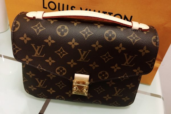 杭州一女子意外到两个LV包,对此你是如何看待这件事的呢?