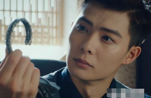 《盗墓笔记》里张日山为什么不管吴邪？