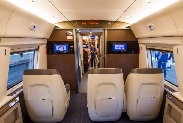 你如何看待大妈在高铁吸烟触发警报下跪求饶一事?