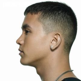 头发两边剃掉是什么发型？？