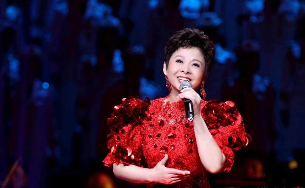 荣登13春晚，当红期被封杀，消失18年的董文华得罪了谁？