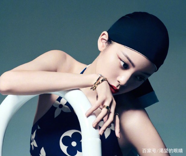 欧阳娜娜拍泳装大片，秀香肩美腿，你羡慕了吗？