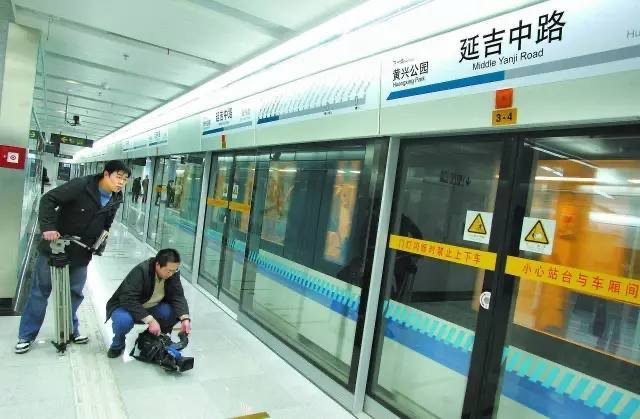 西安一名成人可免费带俩娃乘公交地铁，身高和年龄超过多少坐地铁才会收费?