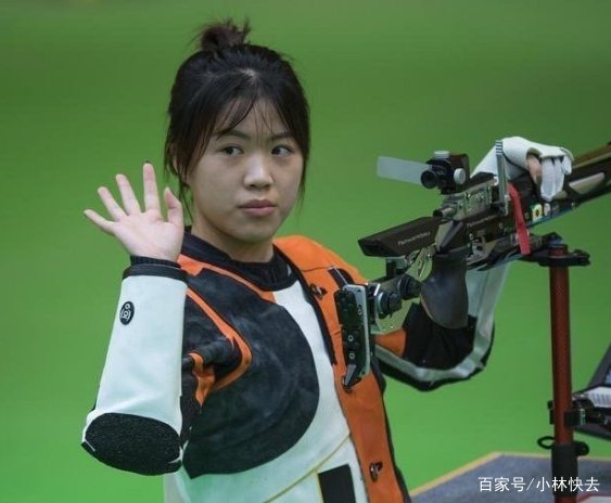 如果杨倩去游乐场,她玩射击游戏的时候,摊主会是什么表情和心理?