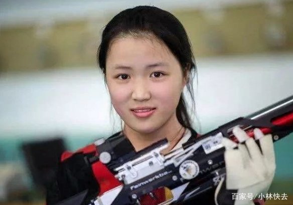 如果杨倩去游乐场,她玩射击游戏的时候,摊主会是什么表情和心理?