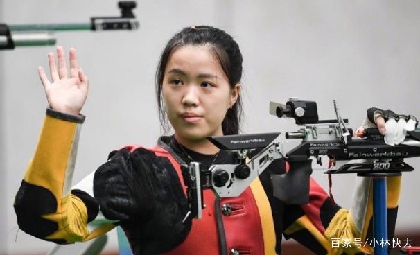 如果杨倩去游乐场,她玩射击游戏的时候,摊主会是什么表情和心理?