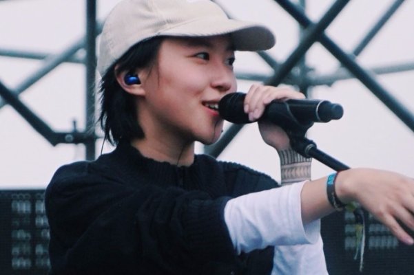 窦佳嫄和窦靖童是同父异母的姐妹，两人的关系究竟怎么样？