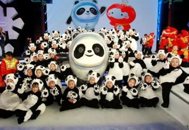 冰墩墩躺房顶2年被捡回洗白白，曾经对其爱答不理现如今为何爱不释手？