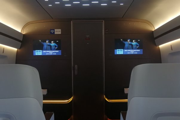 你如何看待大妈在高铁吸烟触发警报下跪求饶一事?