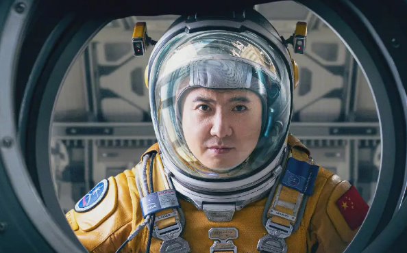 《独行月球》的口碑和评分持续走低,为何还能在暑期档继续“独行”?