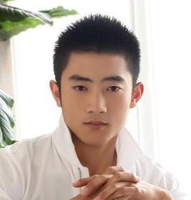 头发两边剃掉是什么发型？？