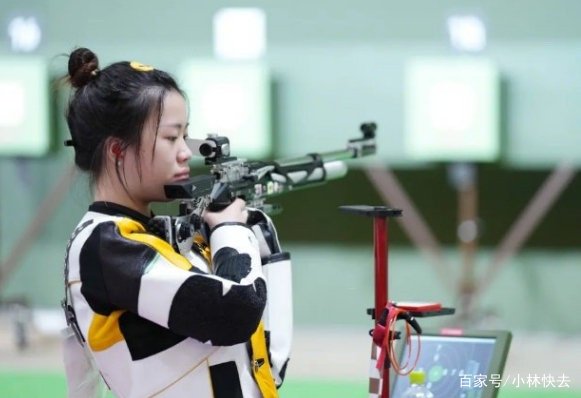 如果杨倩去游乐场,她玩射击游戏的时候,摊主会是什么表情和心理?