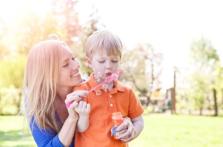 9岁男童被高年级同学罚跪磕头致抑郁,涉事同学的父母为何却理直气壮?