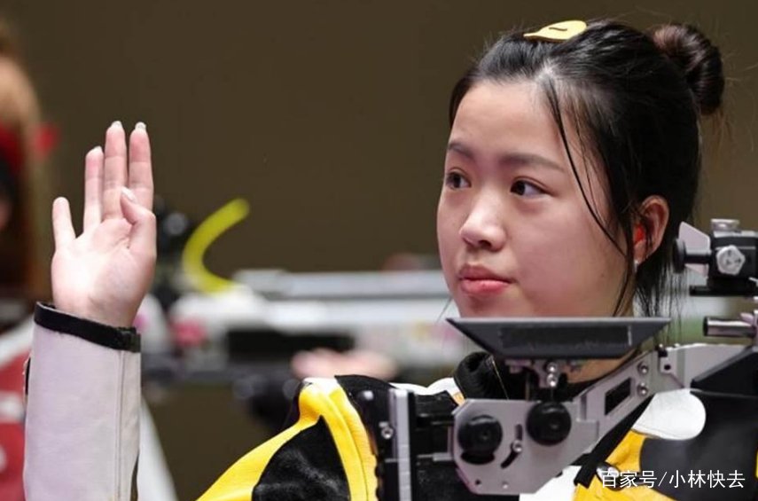 如果杨倩去游乐场,她玩射击游戏的时候,摊主会是什么表情和心理?