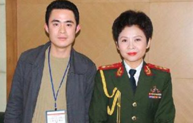 荣登13春晚，当红期被封杀，消失18年的董文华得罪了谁？