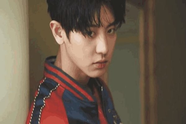 EXO中最高的朴灿烈一直备受关注,他有哪些情感经历呢?