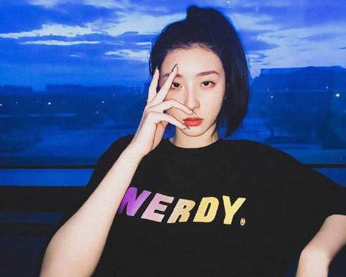 赵小棠曝光与妈妈合照,母女如同姐妹花,妈妈的腿也太抢眼了,你心动了吗?