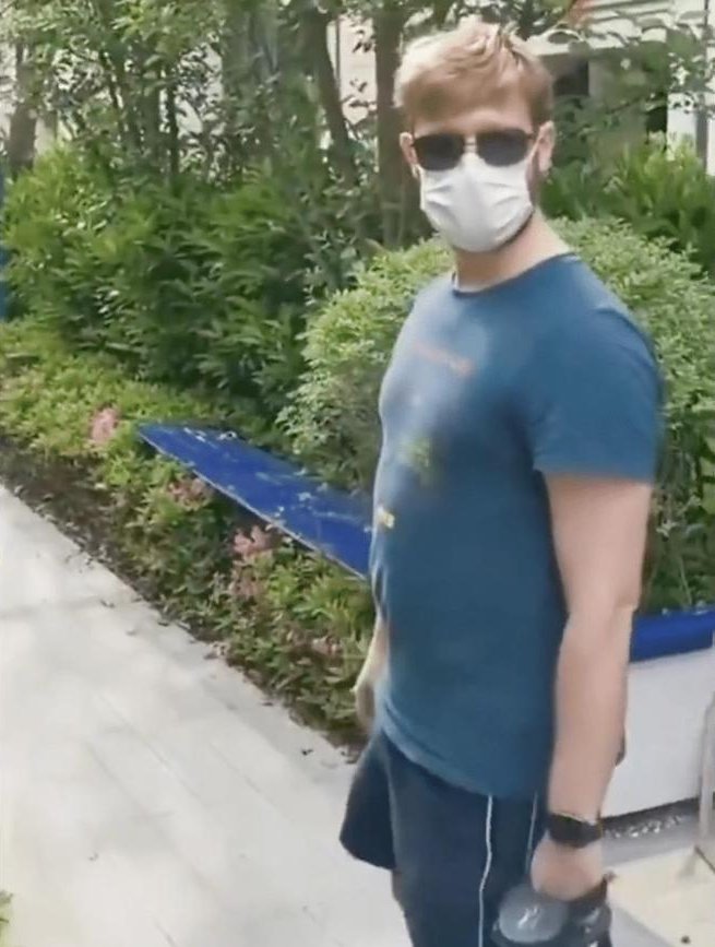 上海一外籍男子跑出管控区,还竖中指挑衅,其行为遭到了网友怎样的抨击?