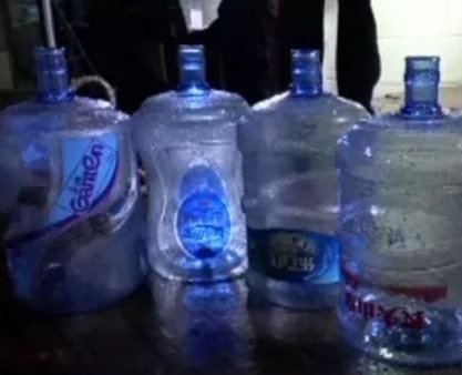 重磅!北京捣毁一桶装水黑窝点8人被拘,该案件有哪些值得关注的信息?