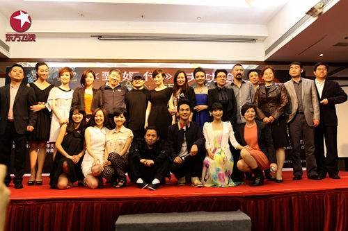 《甄嬛传》当年庆功宴孙俪蒋欣固然美，还有谁让人眼前一亮？