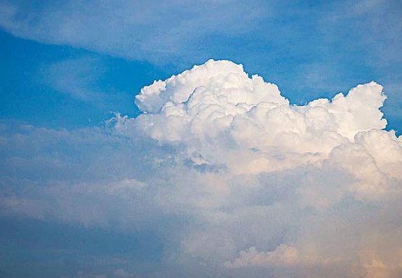 用颜色词语填写“什么的云朵”。