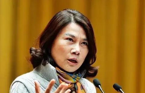 员工直播出现失误:董明珠黑脸离场,如何评价她的应急能力?