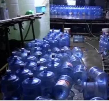 重磅!北京捣毁一桶装水黑窝点8人被拘,该案件有哪些值得关注的信息?