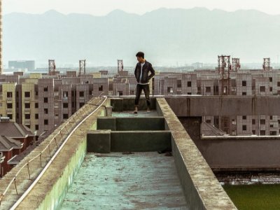 JK女孩天台拍照不幸坠落，现场究竟发生了什么？