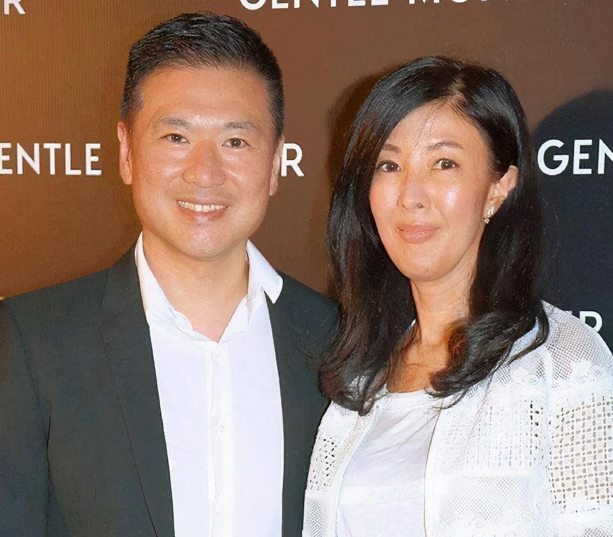 知名富豪为娶李嘉欣姐姐抛妻弃女,如今怎么样了?