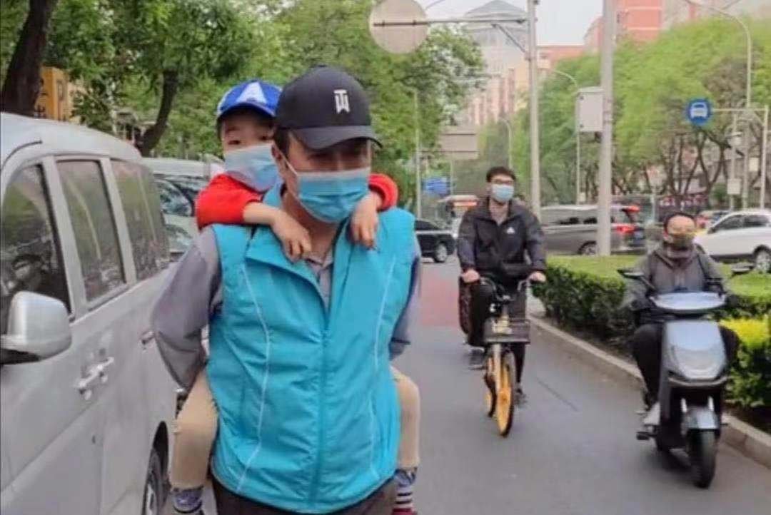 冯巩背孙子等公交被赞接地气,老艺术家是不是更招人喜欢?