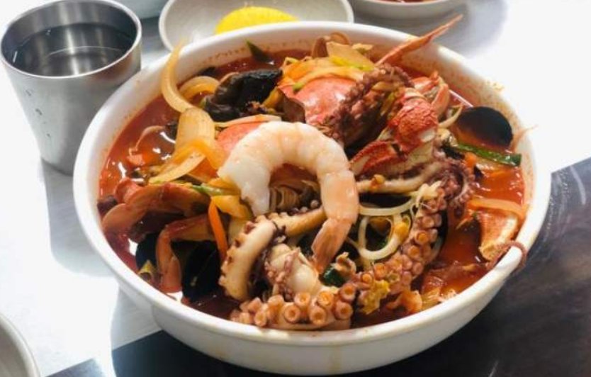 密子君“大驾”吴昕餐厅，一人吃光15份菠萝饭，平常人能吃15份炒饭吗？