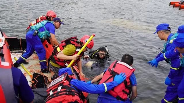 安顺公交车坠湖疑点重重,新买的公交车是否存在故障?