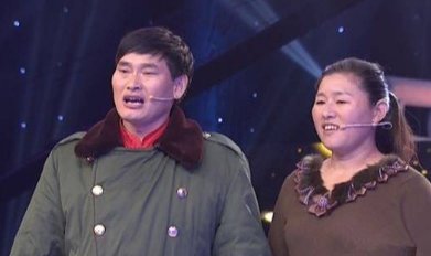 大衣哥真会赚钱!在家干活嫂子拿三部手机直播!网友:真是厉害啊,咋看?