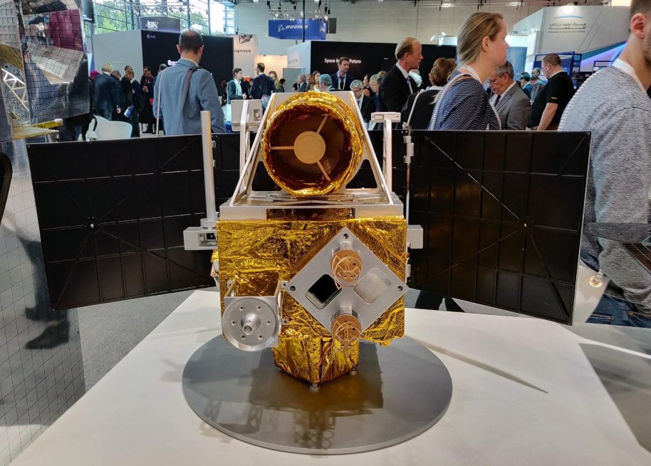 小伙15天手工打造木工板嫦娥五号,他的作品都吸引到了谁?