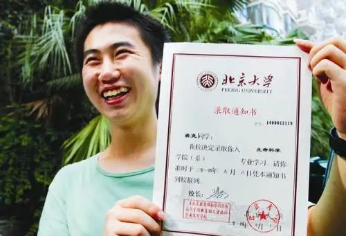 放弃保送北大成为空军飞行员的学霸，挑战夜间单飞，你怎么看？